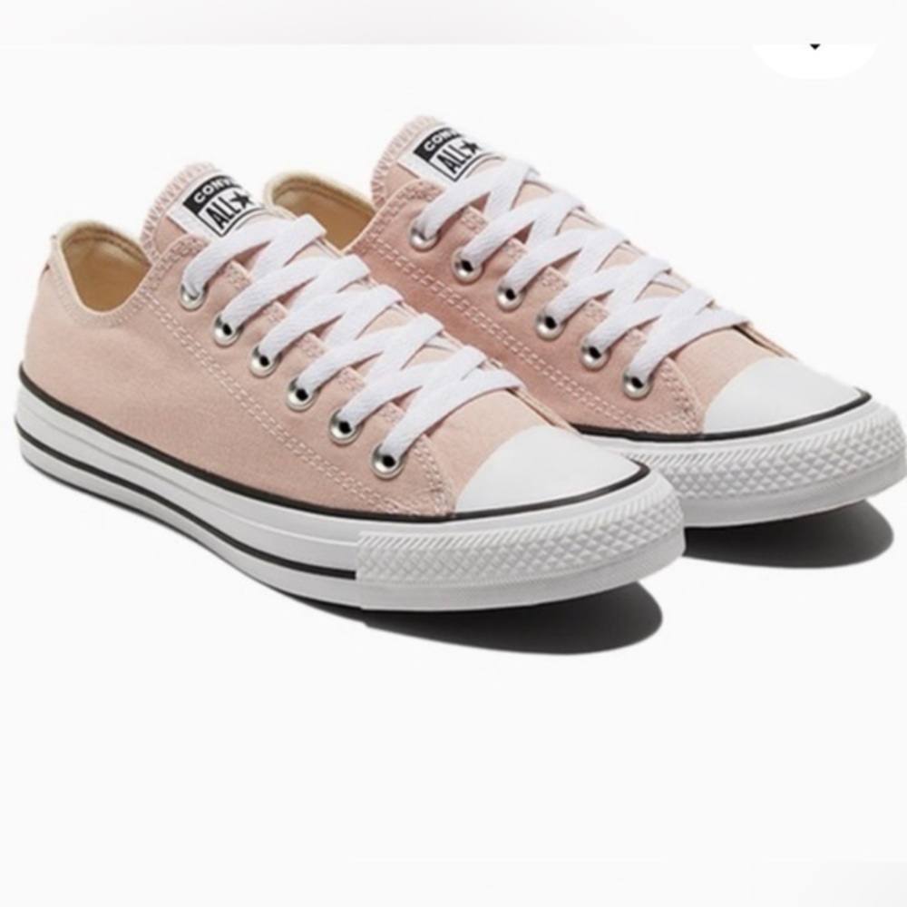 NWT ❇️Converse❇️ Pink and White Canvas Sneakers Low-Top
